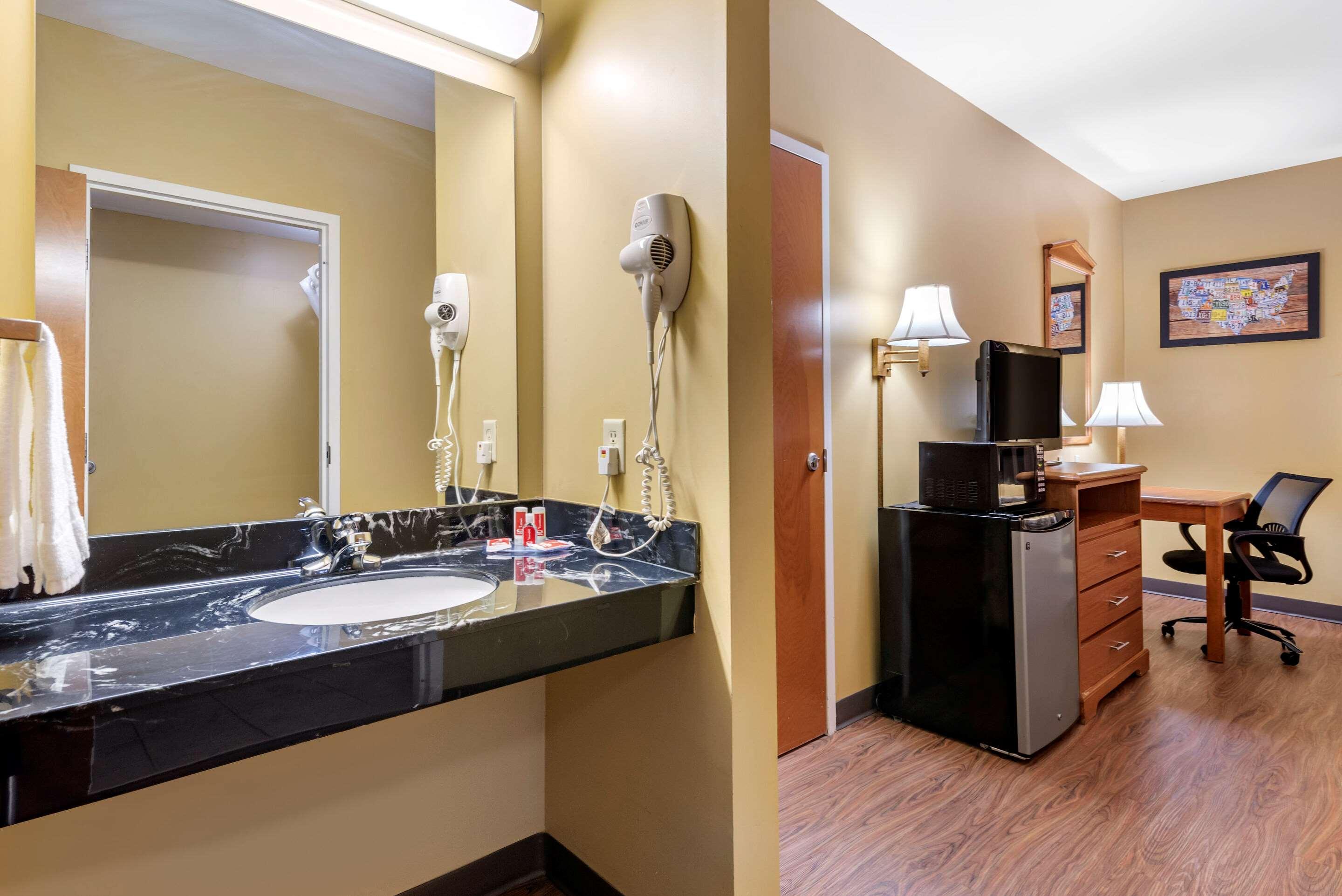 Econo Lodge Louisville Airport Eksteriør billede