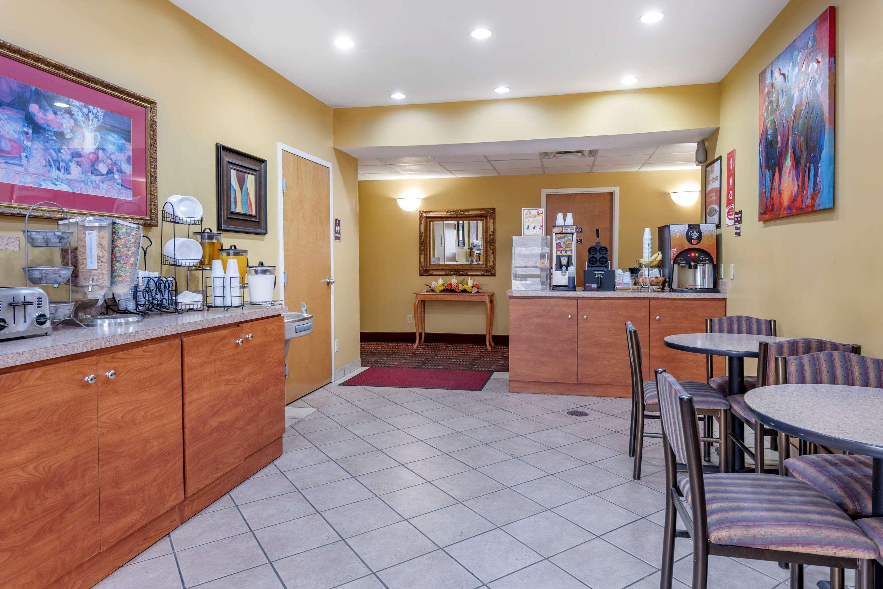 Econo Lodge Louisville Airport Eksteriør billede
