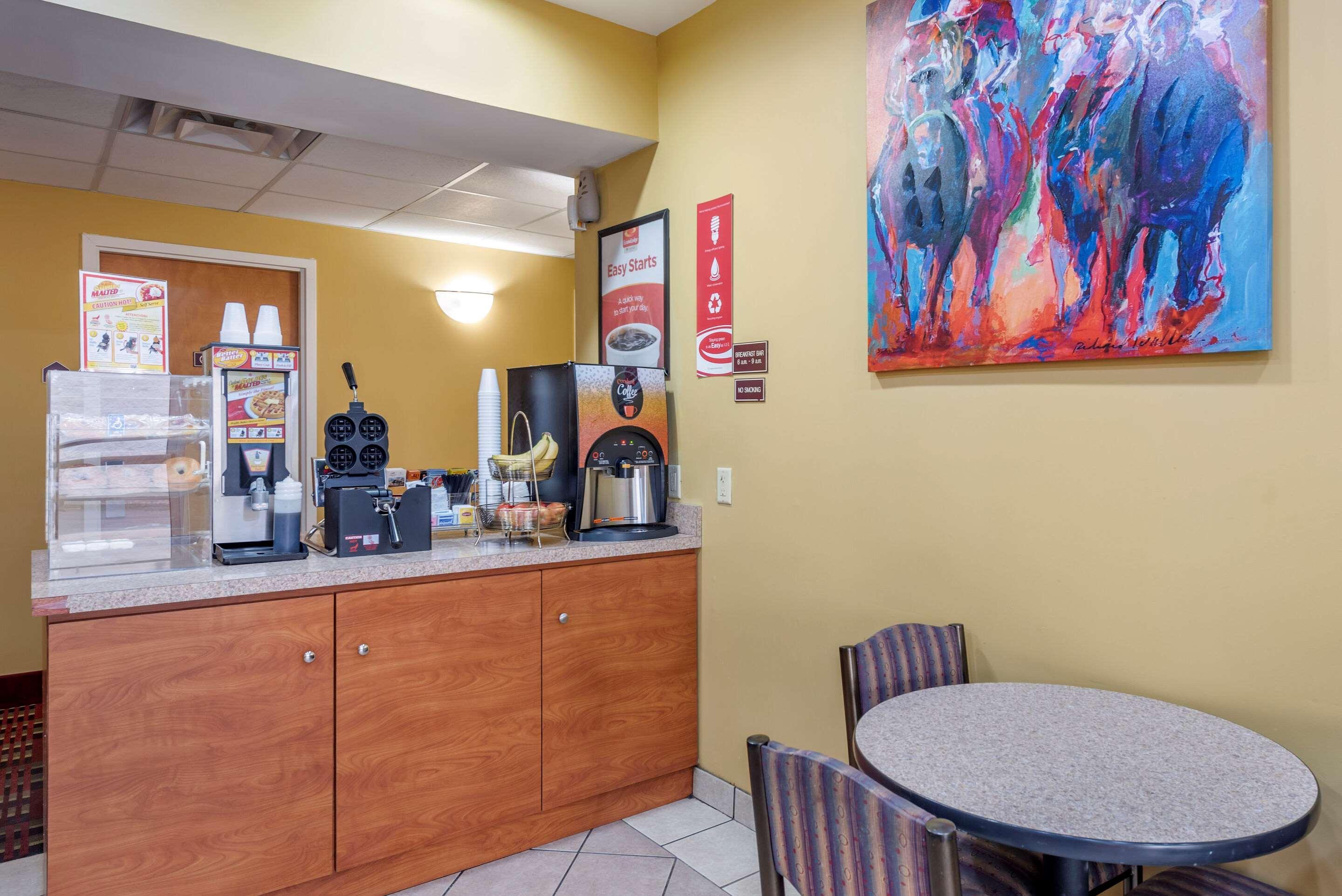 Econo Lodge Louisville Airport Eksteriør billede